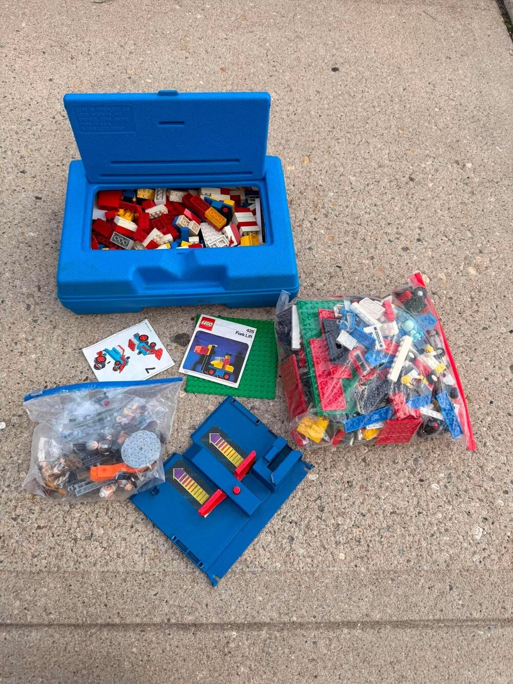 Vintage LEGO Bulk Lot w/ Minifigures 1983 Case Baseplates Legoland Forklift 425